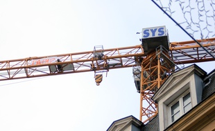 Une banderole "papa" a été installée sur la grue de Rennes où un père de famille vit perché.