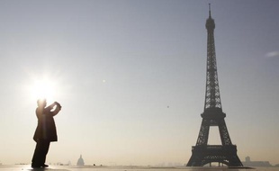 Un touriste photographie la tour Eiffel à Paris le 10 mars 2014