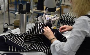 La marque Royal Mer a fait sa réputation grâce à ses marinières et pulls tricotés dans son atelier.
