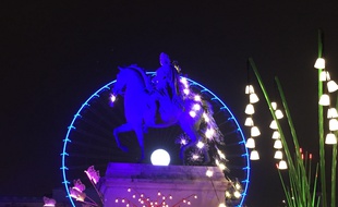 Lyon, le 6 décembre 2017. La place Bellecour transformée en jardin végétal lors de la Fête des lumières 2017.