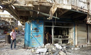 Au moins vingt personnes ont péri dimanche dans une série d'explosions de voitures piégées au sud de Bagdad, selon des responsables des services médicaux et de sécurité.