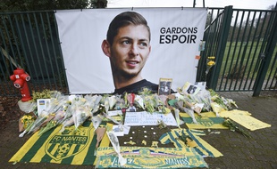 Un portrait du footballeur Emiliano Sala devant l'entrée du front FC Nantes à La Chapelle-sur-Erdre le 25 janvier 2019