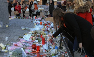 Des passants rendant hommage aux victimes de l'attentat de Strasbourg, survenu le 11 décembre 2018.