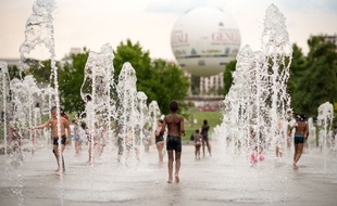 Des enfants jouant sur l'esplanade des jets d'eau du parc André-Citroën à Paris (illustration).