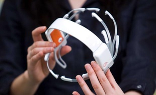 L'Emotiv EPOC, premier casque commercial d'interface cerveau-machine.