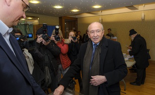 Gérard Collomb, ici au bureau de vote lors du premier tour de l'élection municipale à Lyon le 15 mars.