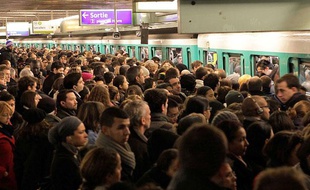 Les transports parisiens sont souvent saturés aux heures de pointe sont l'une des cibles de la FNAUT