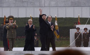 Le numéro un nord-coréen Kim Jong-Un a été longuement acclamé vendredi par des dizaines de milliers de personnes réunies à Pyongyang pour l'inauguration des statues de son père et de son grand-père, quelques heures seulement après l'échec du lancement de la fusée Unha-3.