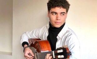 Alexis Clerville a débuté la guitare avec son père, musicien.