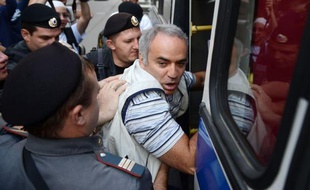 M. Kasparov a été interpellé vendredi dernier dans la capitale russe au cours d'une manifestation de soutien aux Pussy Riot près du tribunal qui a condamné ce jour-là trois jeunes femmes membres de ce groupe à deux ans de camp pour avoir chanté une "prière punk" contre Vladimir Poutine dans une cathédrale.