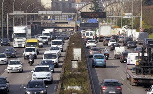 Un panneau sur le périphérique parisien indique "Risque pollution ralentir" le 10 avril 2015