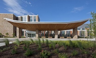 Niché au coeur des prairies et des bois sillonnés de ruisseaux, un nouvel hôpital a ouvert ses portes au pays des Chicachas, dans l'Oklahoma (sud), mariant les techniques les plus modernes de la médecine aux traditions indiennes ancestrales.