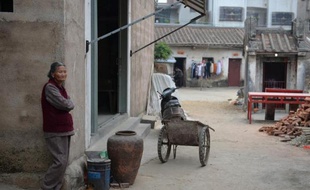 Après leur rébellion victorieuse il y a deux ans contre des dirigeants corrompus, les habitants du village chinois de Wukan avaient élu leur comité municipal et espéraient récupérer leurs terres confisquées. Mais leurs attentes ont fait place à d'amères désillusions.