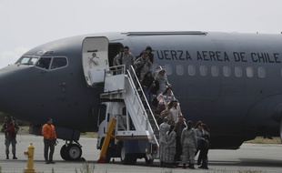 Les familles des passagers de l'avion militaire chilien disparu sont arrivées à la base de Punta Arenas le 11 décembre 2019.