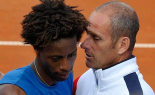 Gael monfils est félicité par Guy Forget à l'issue du quart de finale de la coupe Davis contre l'Allemand Kohlschreiber le 8 juillet 2011.