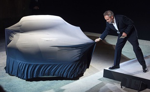 Le réalisateur Sam Mendes dévoile la nouvelle Aston Martin de James Bond, à Londres, le 4 décembre 2014.