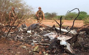 Une photo fournie le 25 juillet 2014 par l'ECPAD montrant des soldats français sur le site du crash du vol AH5017 d'Air Algérie