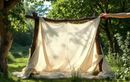 L’abri d’été zéro euro : l’astuce méconnue pour transformer branches et vieux draps en oasis fraîcheur au jardin