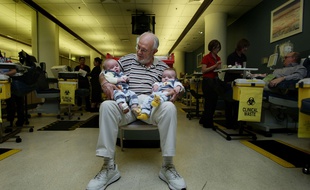 En donnant son sang, James Harrison a sauvé la vie de 2 millions de bébés.