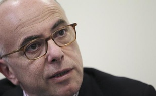 Le ministre de l'Intérieur Bernard Cazeneuve lors d'une conférence de presse à Charbourg le 8 mai 2015