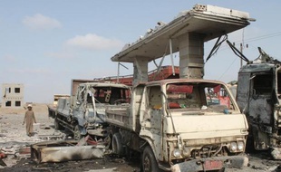 Destruction d'une installation pétrolière, utilisée par les rebelles houthis au nord d'Aden, à la suite de frappes aériennes menées par la coalition, le 4 juin 2015