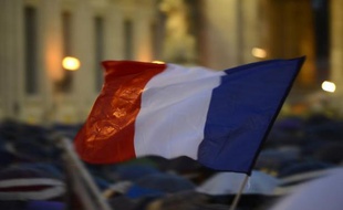 La France est sortie de récession, mais ses perspectives de croissance demeurent fragiles avec une fiscalité et un chômage élevés et des exportations trop timides, affirme l'agence de notation Standard & Poor's dans une étude publiée mercredi.