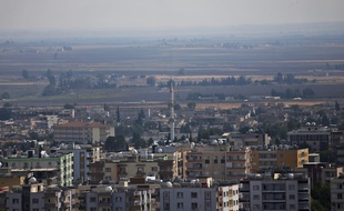 La ville de Ras al-Aïn vue depuis la frontière turque, le 20 octobre 2019.