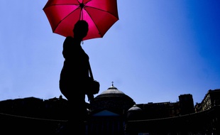 Une femme se promène sur la Piazza Plebiscito,
à Naples, en juillet 2019.