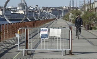 Un cycliste sur les quais de Loire le 24 mars 2020 à Nantes