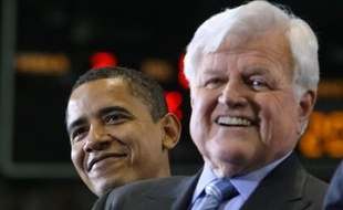 Le clan Kennedy, pilier du parti démocrate américain, penche de plus en plus fortement pour la candidature de Barack Obama, en dépit du soutien apporté par trois de ses membres à Hillary Clinton.