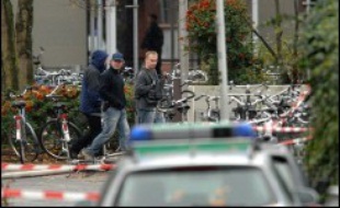 L'homme masqué et armé qui s'était introduit lundi matin dans un école d'Emsdetten (nord-ouest de l'Allemagne) est mort après avoir tiré et blessé plusieurs personnes, a indiqué la police sans préciser avec certitudes les circonstances de son décès.