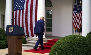 Donald Trump quittant le Rose Garden