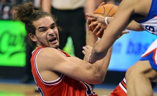 Le pivot franco-américain de Chicago Joakim Noah blessé à la cheville gauche lors de la défaite de son équipe vendredi à Philadelphie (79-74) au 1er tour des play-offs de la NBA, est incertain pour la suite de la série dimanche.