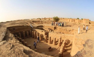 Vue aérienne du site archéologique de El-Kourrou le 24 mars 2014, à 300 km au nord-ouest de Khartoum au Soudan où travaillent des équipes soudanaises et américaines d'archéologues qui ont découvert un temple avec 23 colonnes