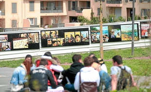 Des élèves du lycée Georges-Duby, à Luynes, bullent devant la BD sur la vie de Paul Cézanne.