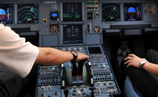Deux pilotes aux commandes dans le cockpit d'un Airbus