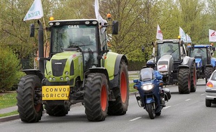Des agricultures au volant de leur tracteur se dirigent vers Paris, le 26 avril 2010 à Arras, à la veille d'une manifestation soutenue par la FNSEA, principal syndicat des agriculteurs, pour dénoncer la baisse de leurs revenus.