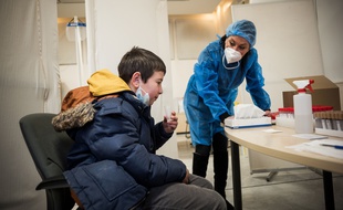 (Illustration) La ville de Saint-Denis (93), lance des tests salivaires a destination des enfants jusque 11 ans, au centre de depistage COVID Biogroup / ARS. Saint-denis, France, le 3 Avril 2021.