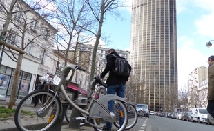 Une station vélib' à deux pas de la tout Montparnasse.
