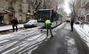 A Paris, les premières chutes de neige ont fortement perturbé le service des bus.
