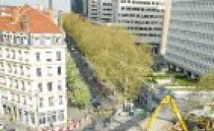La démolition de la passerelle piétonne des Halles a déjà débuté.