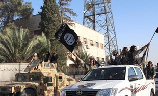 Image diffusée le 30 juin 2014 par le média jihadiste Welayat Raqa montrant des membres de l'Etat islamique paradant dans une ville du nord de la Syrie