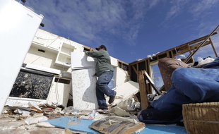 Un habitant de Rockport, au Texas, sauve des biens dans sa maison après le passage de la tempête Harvey.
