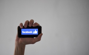 Il y a un an, Facebook révélait avoir vendu les données personnelles de millions d'utilisateurs à une entreprise privée, Cambridge Analytica.