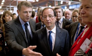 Le candidat PS à l'Elysée, François Hollande, a confirmé mardi la création dès la rentrée scolaire, s'il est élu, de 1.000 postes de professeurs des écoles, comme l'avait annoncé la veille Vincent Peillon, chargé de l'Education dans son équipe de campagne.