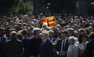 Le drapeau catalan dans la foule, lors d'un rassemblement en hommage aux victimes le 18 août 2017.