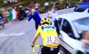 Un spectateur fait un bras d'honneur à Christopher Froome, le 24 juillet 2015, sur le Tour de France.