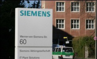 Les ennuis s'accumulent pour Siemens: déjà sous le feu des critiques en Allemagne après la faillite de la société qui avait repris ses téléphones portables, le groupe allemand est maintenant mêlé à une affaire de détournement de fonds qui prend de l'ampleur.