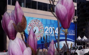 Le 5 avril 2014, une bannière annonce les réunions annuelles du printemps du Fonds monétaire international et de la Banque mondiale à Washington, aux Etats-Unis
