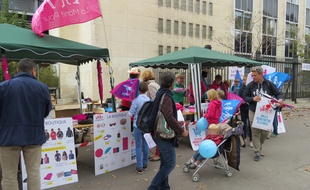 Un stand de vente de produits dérivés de la Manif pour tous, lors de la manifestation du 5 octobre 2014.